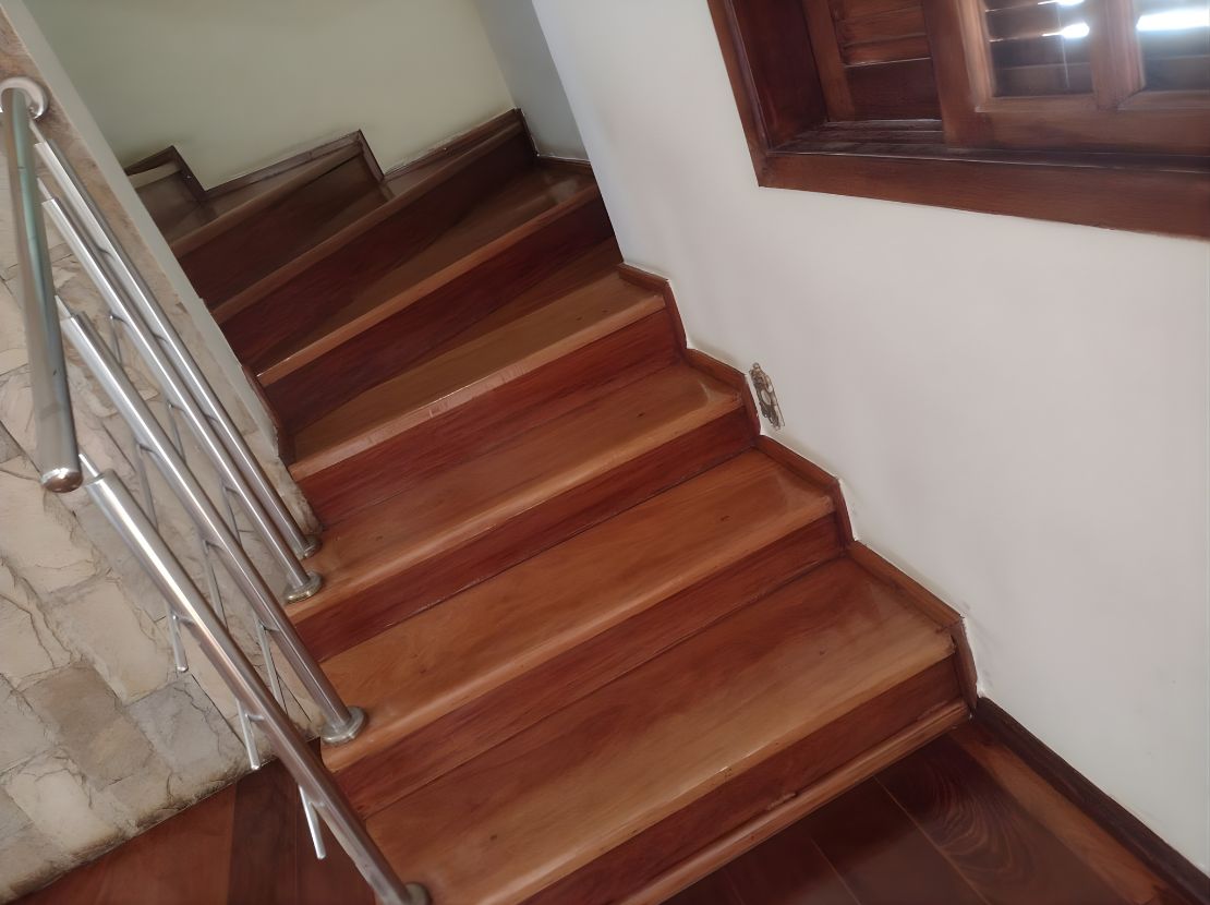 Serviços profissionais de sinteco e restauração de piso de madeira