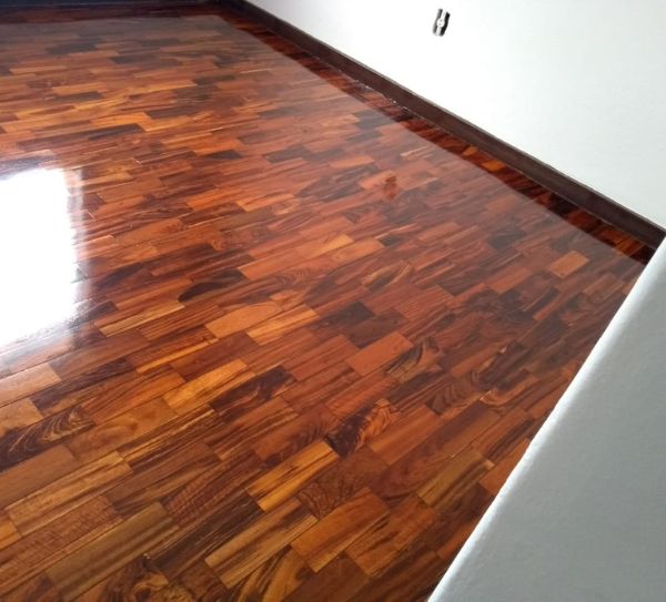 Aplicação de sinteco em piso de madeira