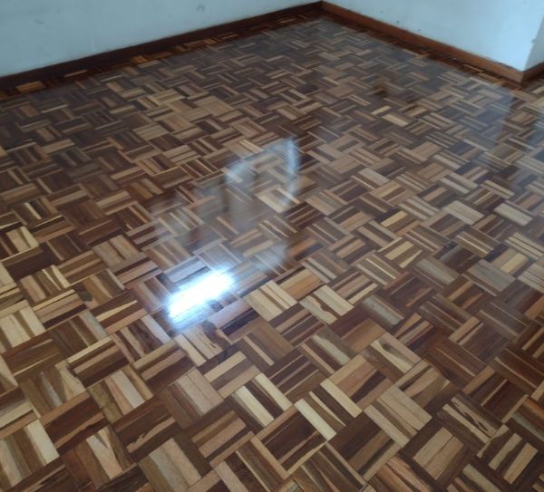 Acabamento final em piso de madeira com sinteco