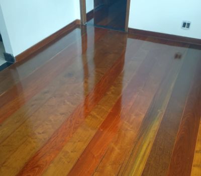 Pisos de madeira residenciais e comerciais com acabamento profissional