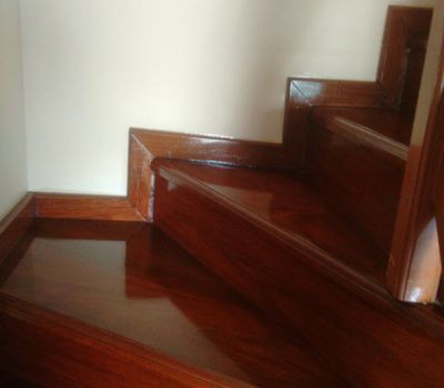 Escadas de madeira com acabamento refinado