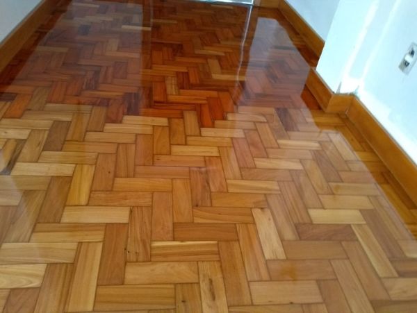 Equipe especializada em pisos de madeira